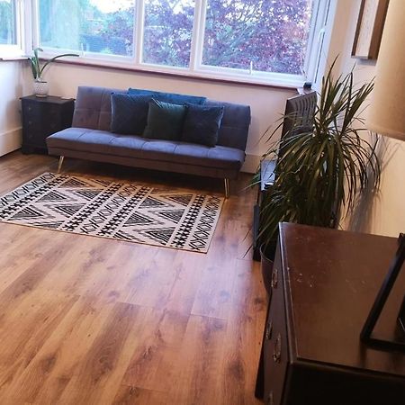 2 Bed Flat, Bounds Green, Piccadilly Line, London N11 Экстерьер фото