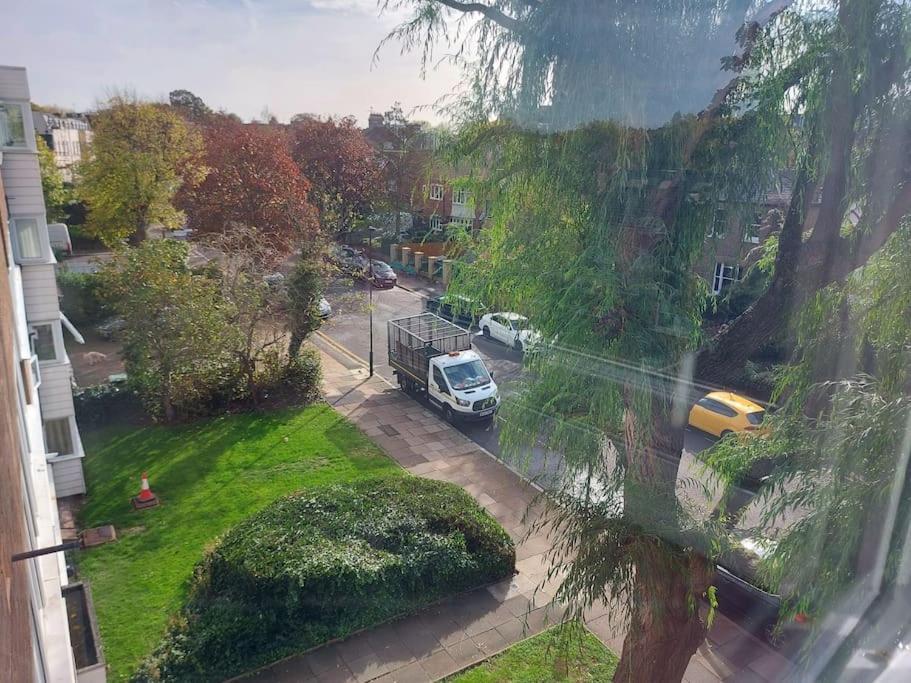 2 Bed Flat, Bounds Green, Piccadilly Line, London N11 Экстерьер фото