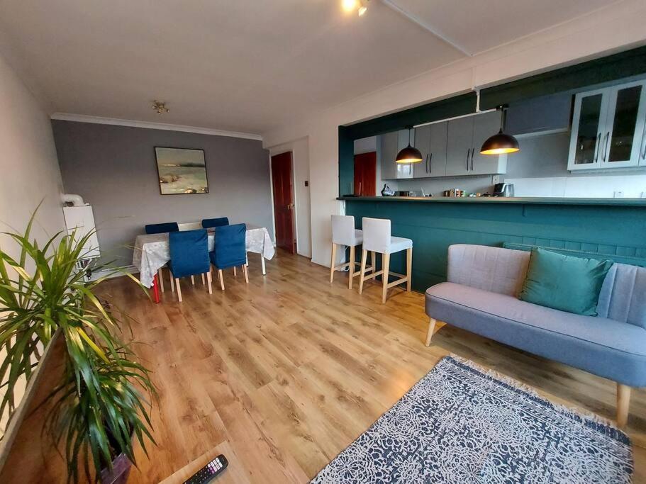 2 Bed Flat, Bounds Green, Piccadilly Line, London N11 Экстерьер фото