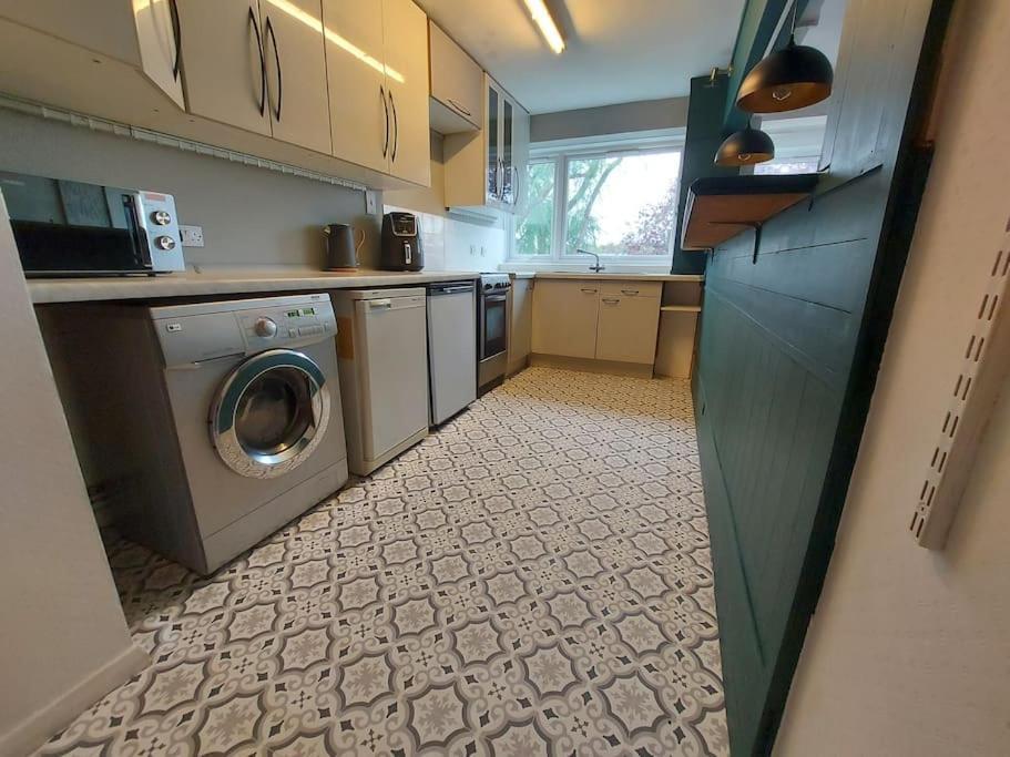 2 Bed Flat, Bounds Green, Piccadilly Line, London N11 Экстерьер фото