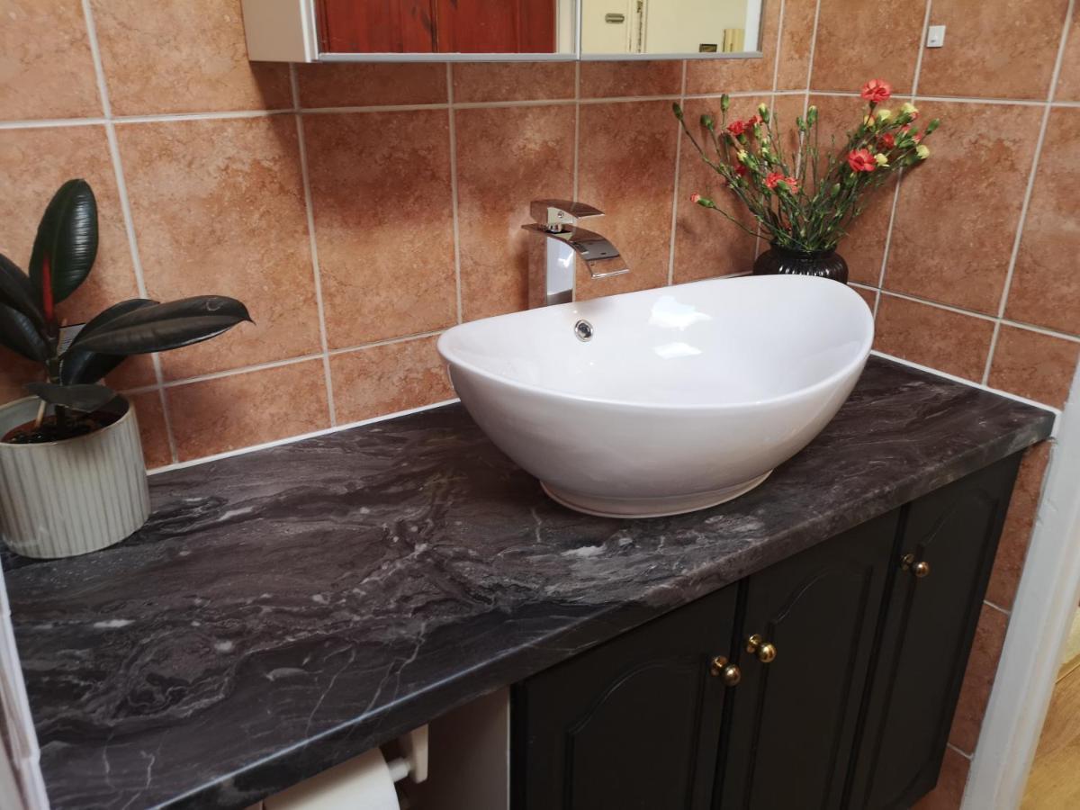 2 Bed Flat, Bounds Green, Piccadilly Line, London N11 Экстерьер фото